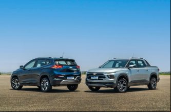 SUV e picape Chevrolet cinzas em asfalto